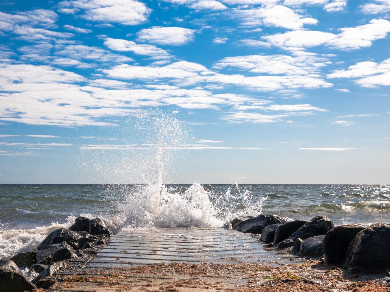 Gischt und salzige Ostseeluft, einfach Natur genießen ! Ostsee am Südstrand von Fehmarn mit spritzenden Wellen zwischen Steinmole