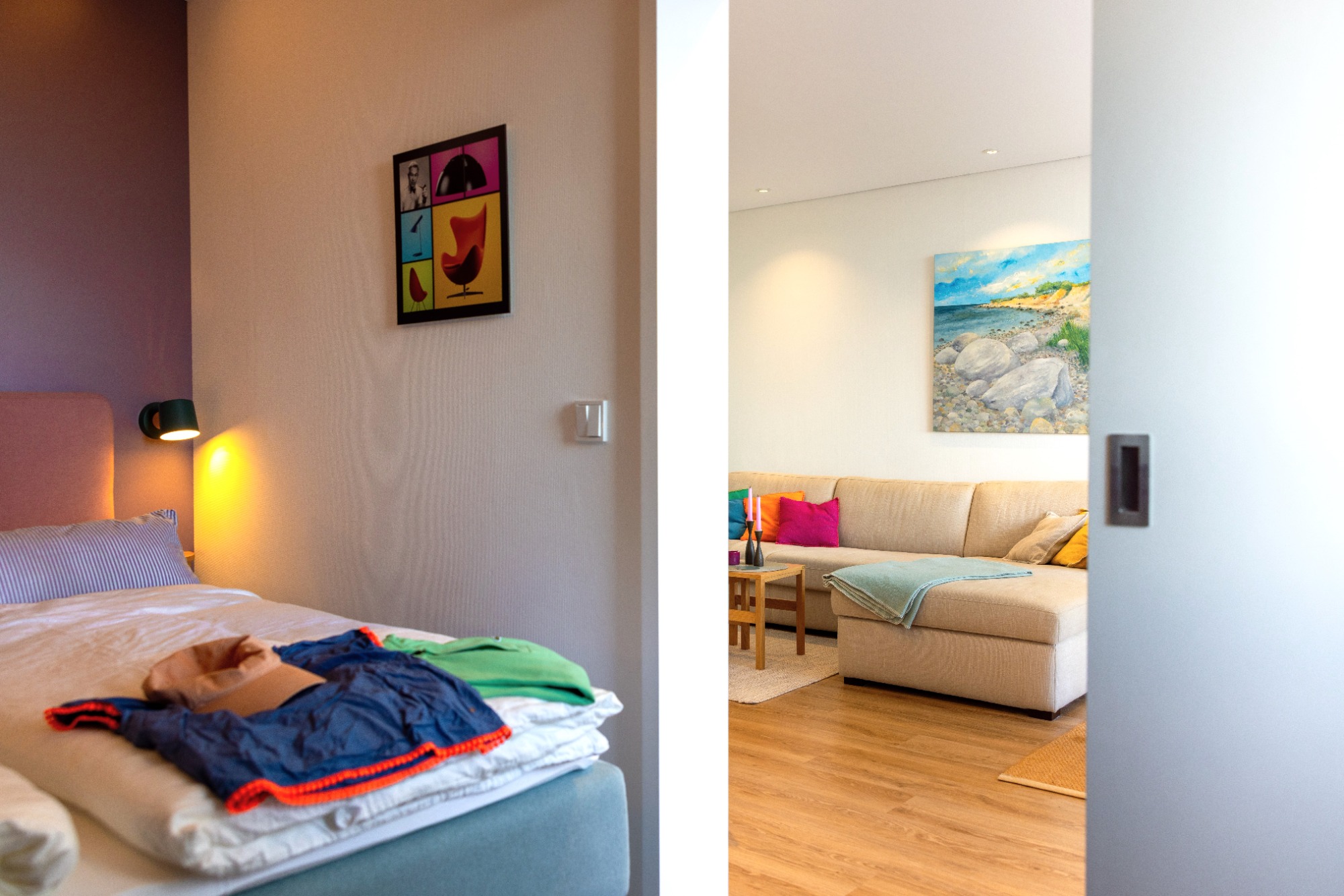 Großes Ecksofa, als Bett ausziehbar Schlafzimmer mit Bett und Wohnzimmer im Hintergrund, hell und modern gestaltet.